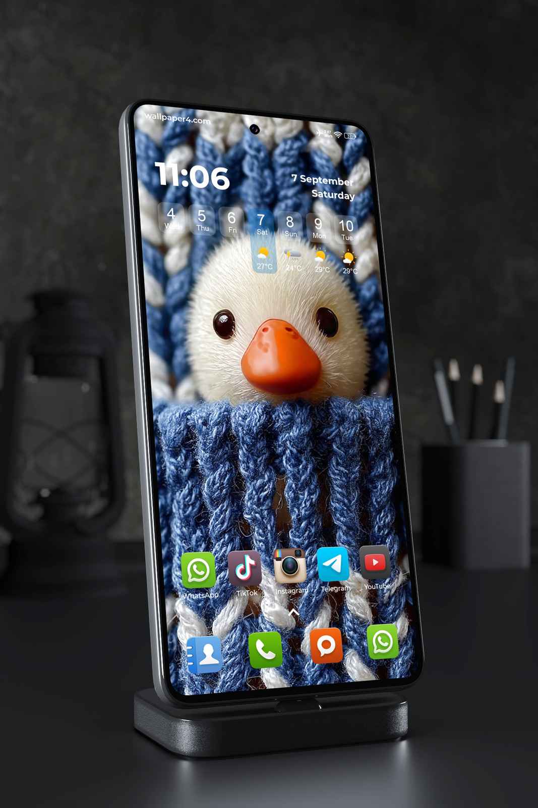 Mobile Wallpaper 2608 - Cute Duck Toy in Cozy Knitted Texture