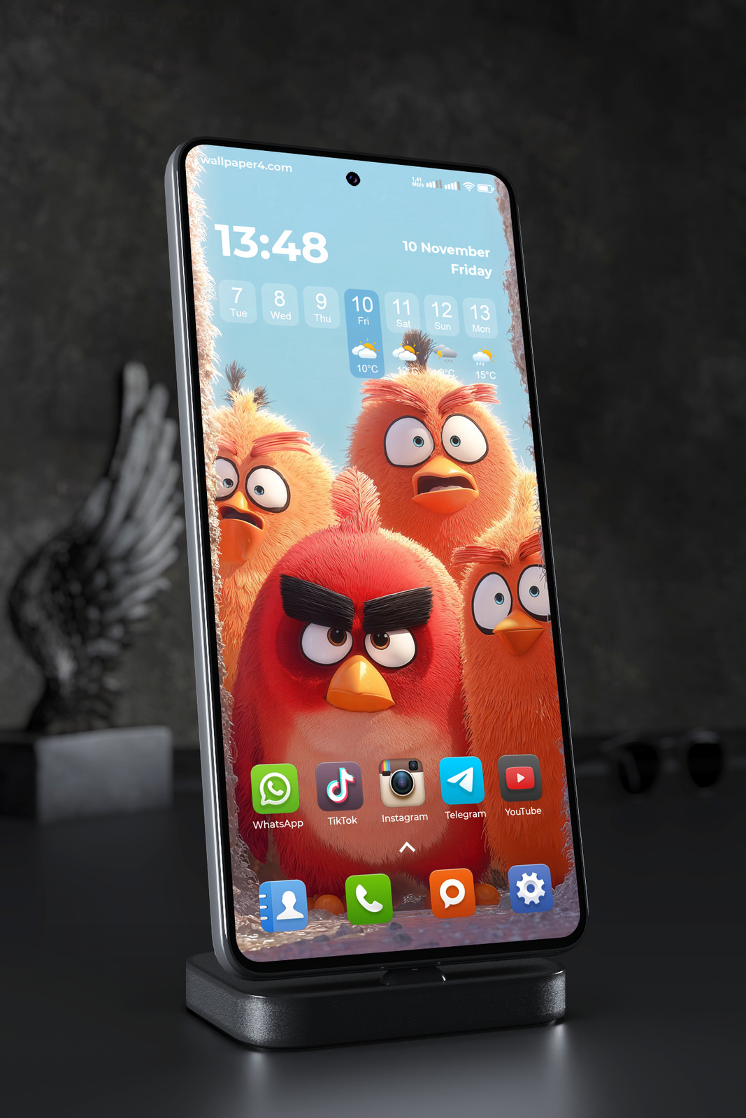 Mobile Wallpaper 3277 - Angry Birds Red and Hatchlings Funny Scene