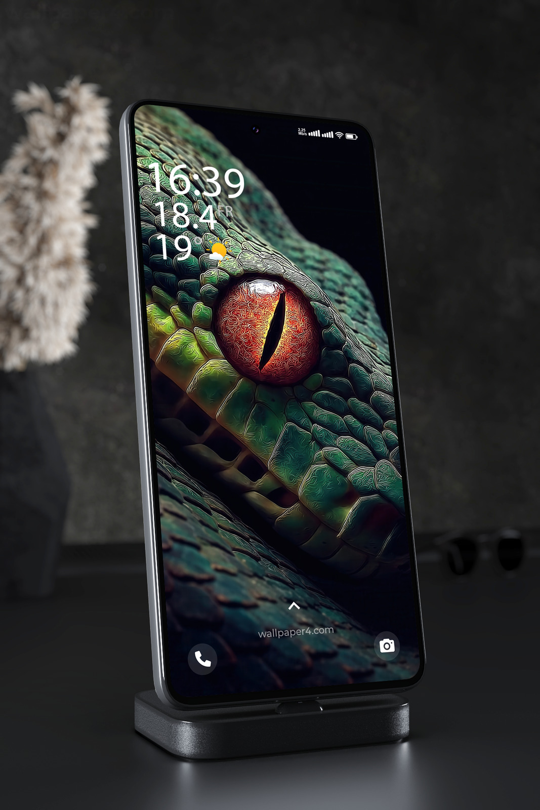 Mobile Wallpaper 3633 - Dark Green Snake Eye Macro Close Up