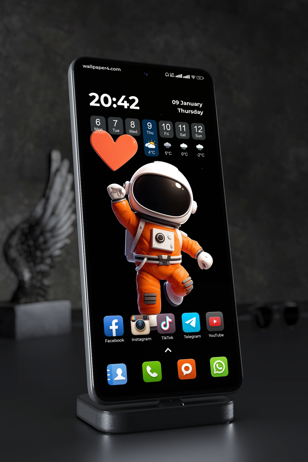Mobile Wallpaper 4509 - Cute Astronaut with Red Heart in Deep Space