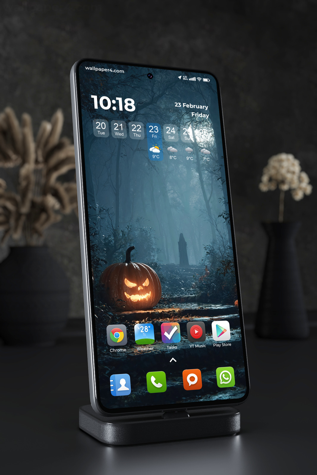 Mobile Wallpaper 4669 - Haunted Halloween Pumpkin in a Dark Forest