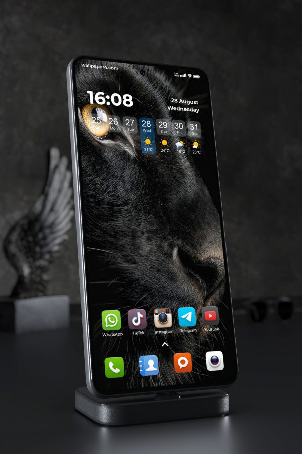 Phone Wallpaper 5143 - Majestic Black Panther with a Fierce Golden Eye