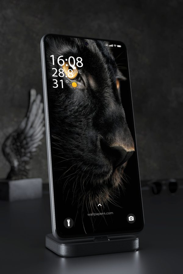 Mobile Wallpaper 5143 - Majestic Black Panther with a Fierce Golden Eye