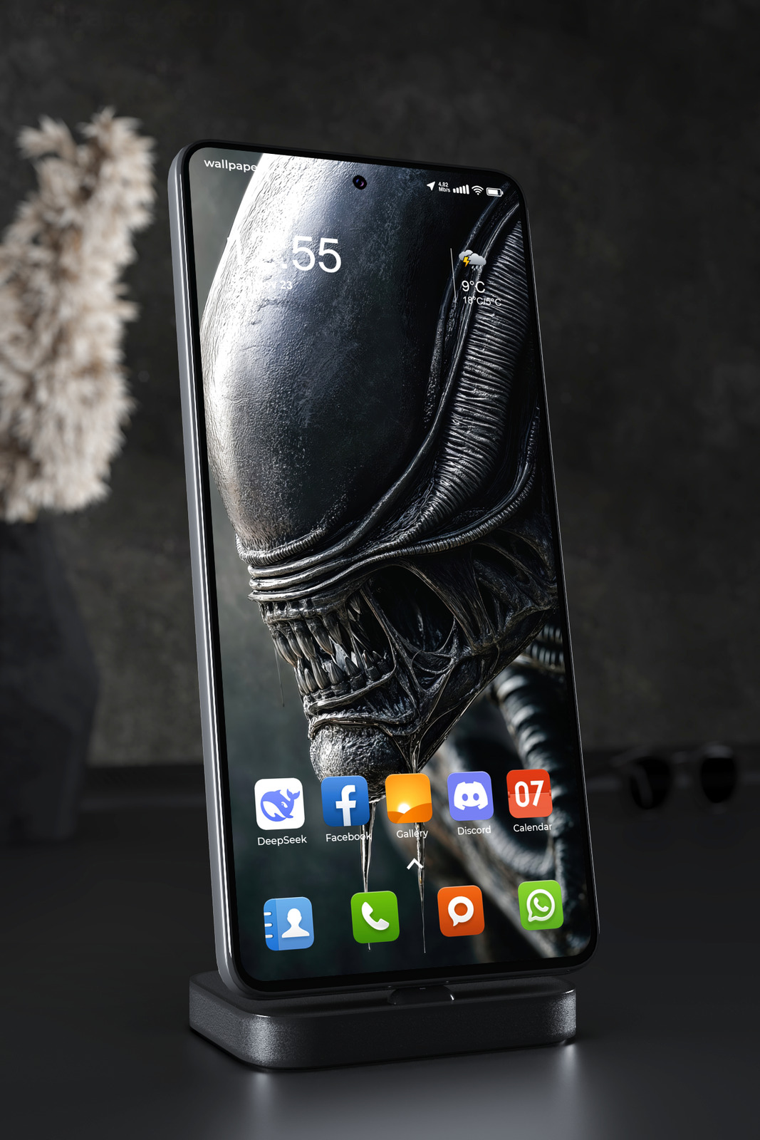 Phone Wallpaper 6044 - Xenomorph Alien Close-Up in Dark Cinematic Style