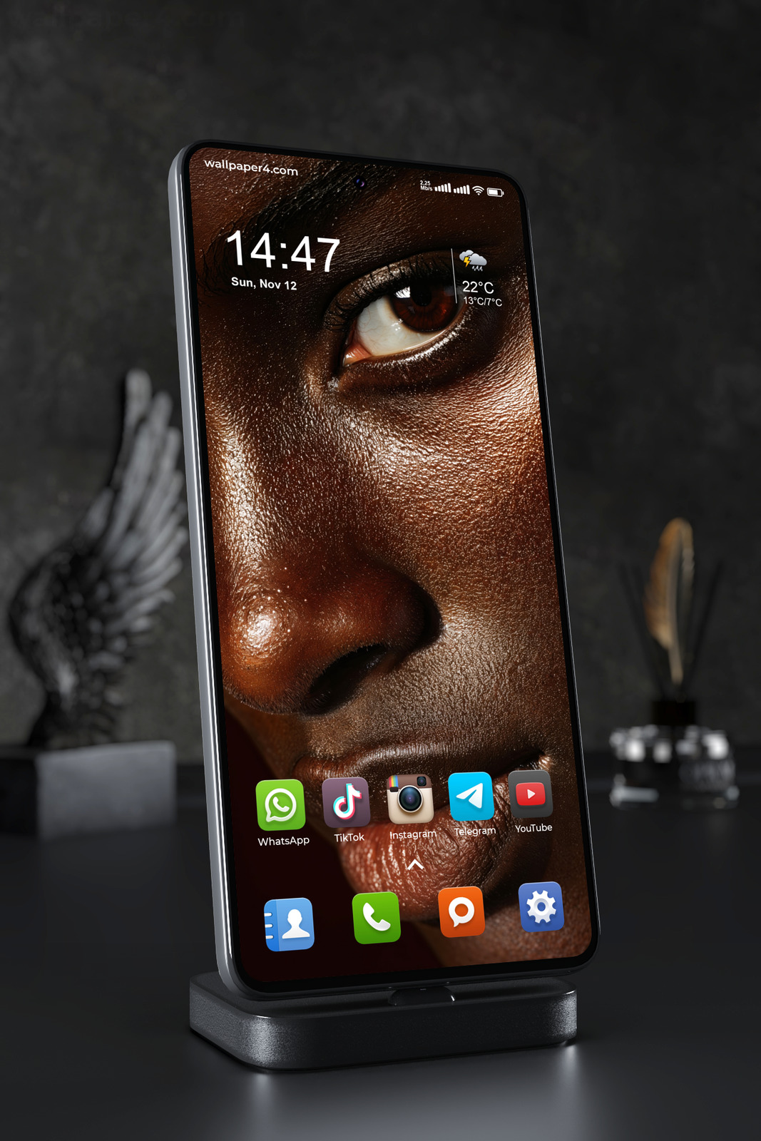 Mobile Wallpaper 8220 - Intense Brown Eyes in Dramatic Golden Light