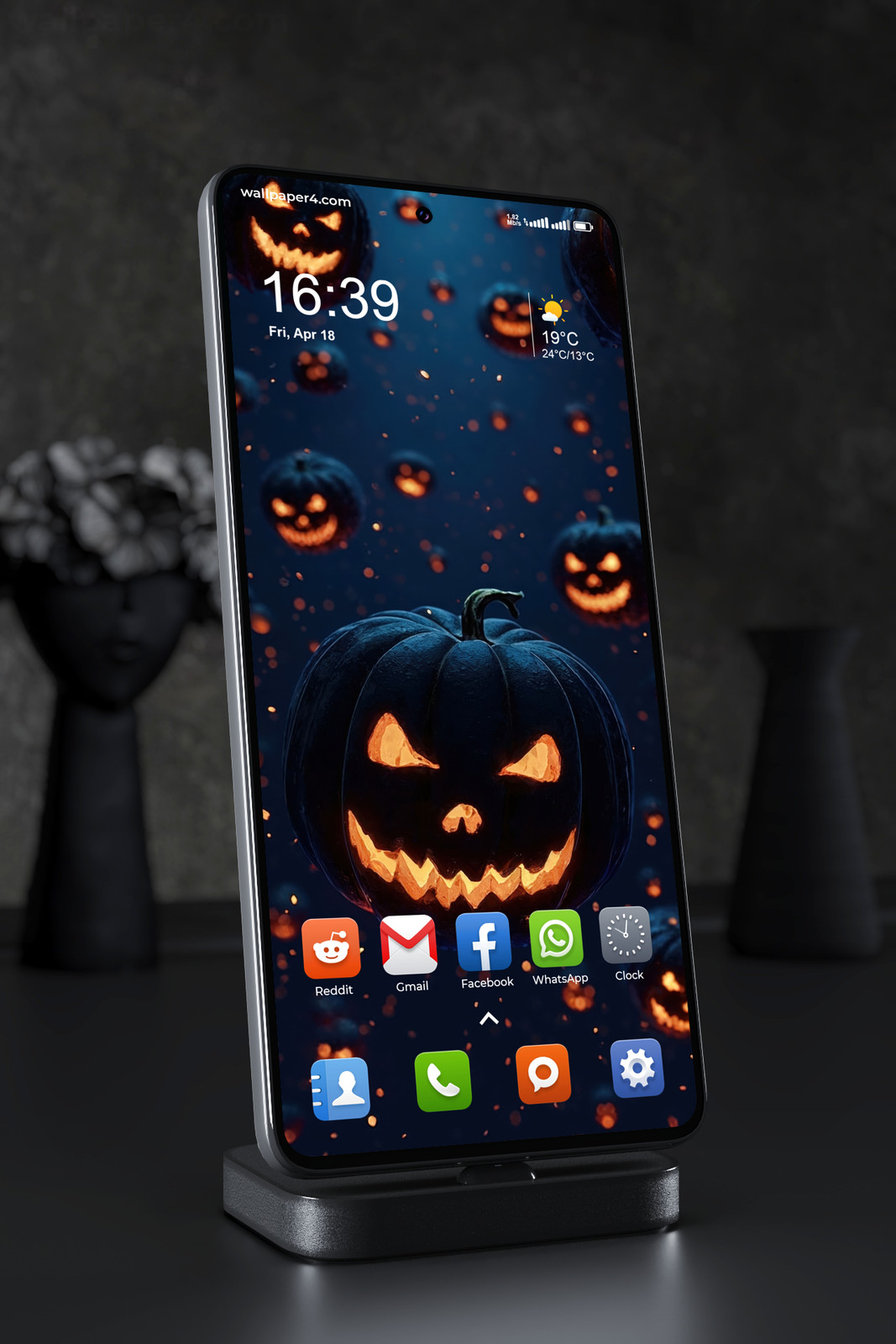 Mobile Wallpaper 8462 - Dark Halloween Pumpkins with Fiery Jack O Lanterns