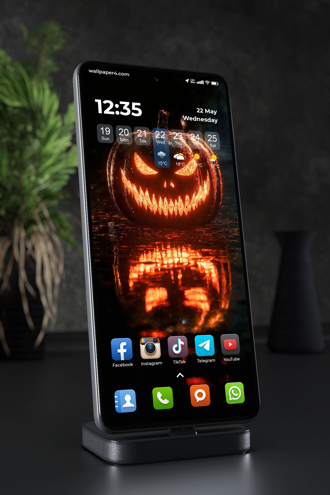 Mobile Wallpaper 8533 - Evil Halloween Pumpkin Glowing in the Dark